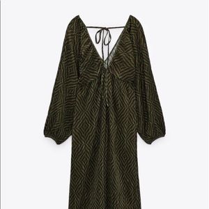 🍒NWT ZARA PLEATED MIDI DRESS.Pictures do this dress no justice.🍒